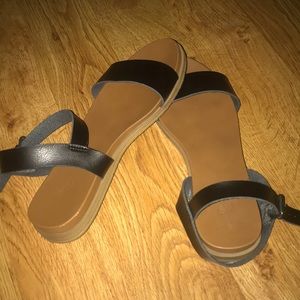 Pretty in style Sandals! Never worn!